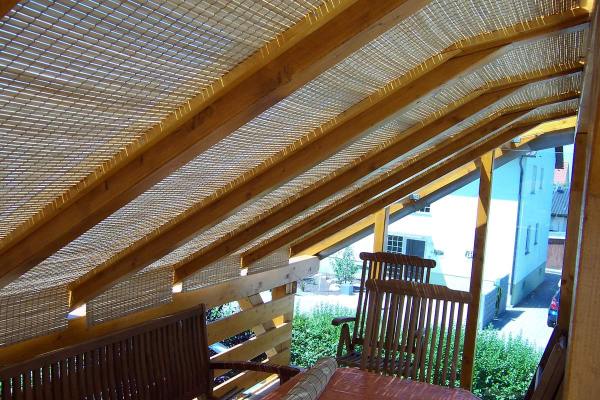 La verrière enclinée peut être ombragée par un store en bambou